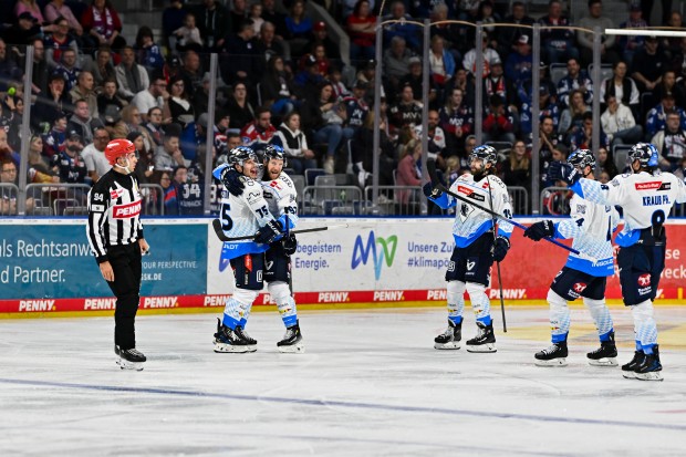 Die Panther bejubeln das Game-Winning-Goal durch Daniel Schmölz. Foto: Citypress