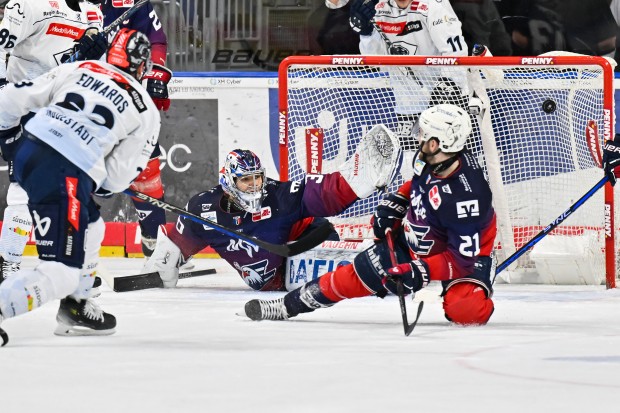 Rein ins Glück: Maury Edwards mit dem Game-Winner in Überzahl. 
Foto: Citypress
