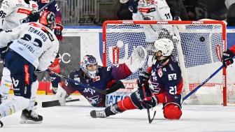 Rein ins Glück: Maury Edwards mit dem Game-Winner in Überzahl.
Foto: Citypress Rein ins Glück: Maury Edwards mit dem Game-Winner in Überzahl.
Foto: Citypress