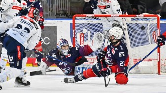 Rein ins Glück: Maury Edwards mit dem Game-Winner in Überzahl. 
Foto: Citypress