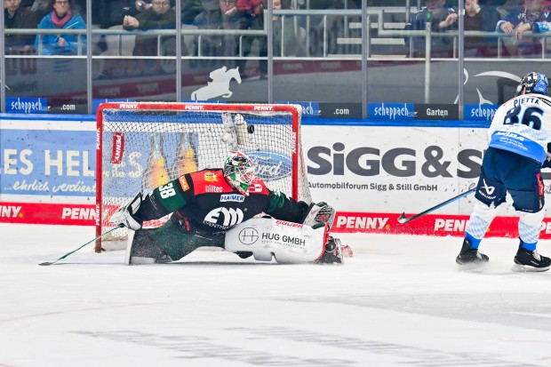 Wunderschön verlud Daniel Pietta den Augsburger Goalie zum 1:1 Ausgleich im 1. Drittel.
Foto: Citypress
