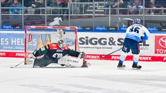 Wunderschön verlud Daniel Pietta den Augsburger Goalie zum 1:1 Ausgleich im 1. Drittel.
Foto: Citypress Wunderschön verlud Daniel Pietta den Augsburger Goalie zum 1:1 Ausgleich im 1. Drittel.
Foto: Citypress