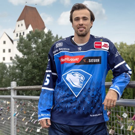 Kapitän Fabio Wagner im Heimtrikot 23/24 vor dem Neuen Schloss