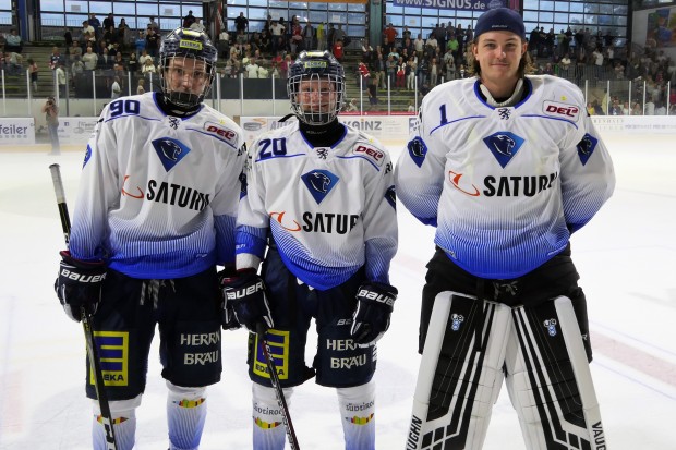 Daniel Maul und Marvin Feigl (li. u. Mitte) kamen am vergangenen Sonntag erstmals bei den Profis zum Einsatz, Goalie Jonas Stettmer war Backup. Am Wochenende starten sie in die DNL-Saison. Foto: S.Feigl