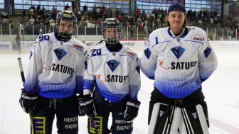 Daniel Maul und Marvin Feigl (li. u. Mitte) kamen am vergangenen Sonntag erstmals bei den Profis zum Einsatz, Goalie Jonas Stettmer war Backup. Am Wochenende starten sie in die DNL-Saison. Foto: S.Feigl Daniel Maul und Marvin Feigl (li. u. Mitte) kamen am vergangenen Sonntag erstmals bei den Profis zum Einsatz, Goalie Jonas Stettmer war Backup. Am Wochenende starten sie in die DNL-Saison. Foto: S.Feigl