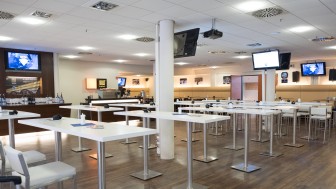 In der VIP Club-Lounge erwartet den Gewinner ein tolles Angebot an Speißen und Getränken. In der VIP Club-Lounge erwartet den Gewinner ein tolles Angebot an Speißen und Getränken.