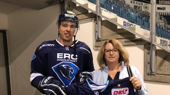 Im vergangenen Jahr übergab Fabio Wagner der Gewinnerin ihr Trikot. Im vergangenen Jahr übergab Fabio Wagner der Gewinnerin ihr Trikot.