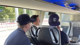 Exklusiver Einblick in die Vorbereitungen des Trainerteams: Mit diesem Preis reisen Sie mit dem ERC-Team im Mannschaftsbus zu einem Auswärtsspiel in der Saisonvorbereitung.