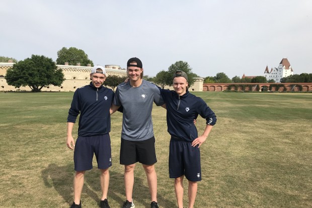 Daniel Maul, Jonas Stettmer und Marvin Feigl (v.l.n.r.) haben das Sommertraining mit der Trainingsgruppe der ERC-Profis verbracht.