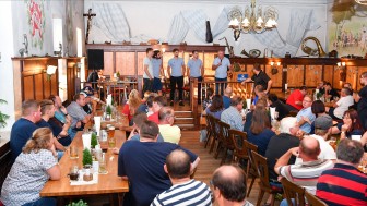 Blau im Kalender markieren: Am 11. Februar steigt im "Mo" der dritte Fanstammtisch der Saison. Diesmal mit sind Timo Pielmeier, Mirko Höfflin, Brett Findlay, Steven Seigo und Larry Mitchell.
Foto: JT-Presse.de / Johannes TRAUB Blau im Kalender markieren: Am 11. Februar steigt im "Mo" der dritte Fanstammtisch der Saison. Diesmal mit sind Timo Pielmeier, Mirko Höfflin, Brett Findlay, Steven Seigo und Larry Mitchell.
Foto: JT-Presse.de / Johannes TRAUB