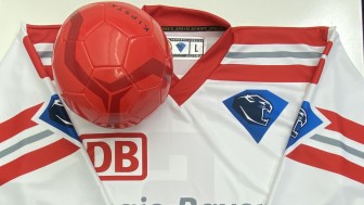 Die eigens designeten Trikots dürfen die Spieler anschließend mit nach Hause nehmen. Die eigens designeten Trikots dürfen die Spieler anschließend mit nach Hause nehmen.