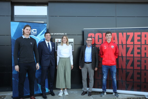 Evelyn Hoffer (Mitte) leitet ab sofort die Audi Sportakademie. Begrüßt wurde sie am Montag von ERC-Geschäftsführer Claus Gröbner (2.v.l.) und FCI-Geschäftsführer Franz Spitzauer (2.v.r.) sowie Jonas Stettmer (li.) und Tim Kraus (re.).