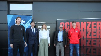 Evelyn Hoffer (Mitte) leitet ab sofort die Audi Sportakademie. Begrüßt wurde sie am Montag von ERC-Geschäftsführer Claus Gröbner (2.v.l.) und FCI-Geschäftsführer Franz Spitzauer (2.v.r.) sowie Jonas Stettmer (li.) und Tim Kraus (re.). Evelyn Hoffer (Mitte) leitet ab sofort die Audi Sportakademie. Begrüßt wurde sie am Montag von ERC-Geschäftsführer Claus Gröbner (2.v.l.) und FCI-Geschäftsführer Franz Spitzauer (2.v.r.) sowie Jonas Stettmer (li.) und Tim Kraus (re.).