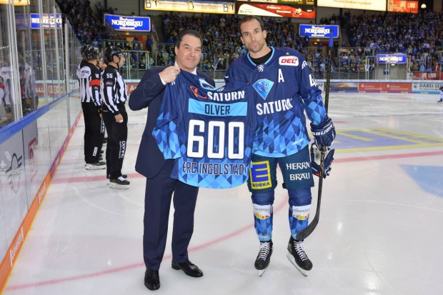 Darin Olver wurde vor dem Spiel von Sportdirektor Larry Mitchell geehrt.
Foto: Johannes Traub/JT-Presse