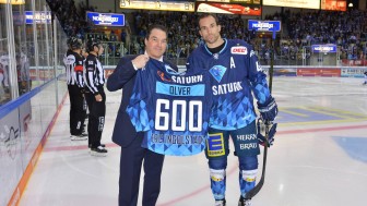 Darin Olver wurde vor dem Spiel von Sportdirektor Larry Mitchell geehrt.
Foto: Johannes Traub/JT-Presse