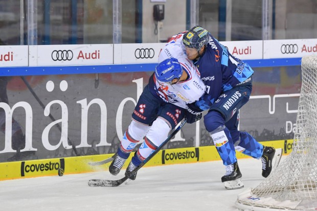 Die aufopferungsvoll kämpfenden Panther um Petr Taticek unterlagen am Ende knapp mit 1:2.
Foto: Johannes Traub/JT-Presse