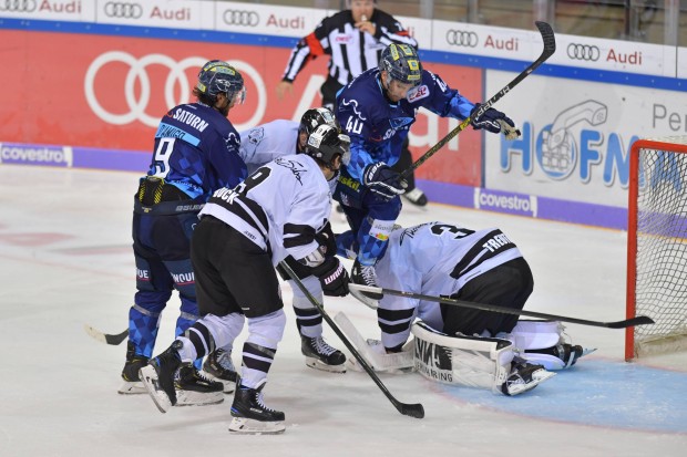 Kein Durchkommen gab es für den ERC um Darin Olver (Mitte) gegen die Ice Tigers um Goalie Niklas Treutle. Foto: Johannes Traub/JT-Presse.de