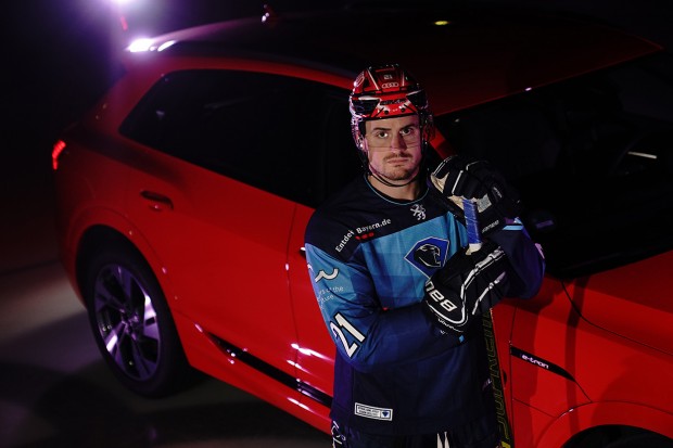 Wayne Simpson präsentiert den neuen ERC-Helm. Foto: Bösl