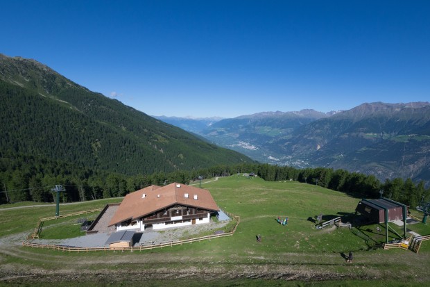 An der Tarscher Alm erwartet sie ein herrliches Panorama. Foto: Andreas Kompatscher