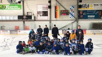 Von Anfänger bis Fortgeschrittene. In der Laufschule lernen Kinder zwischen 3 und 8 Jahren sicheres Schlittschuhlaufen. Von Anfänger bis Fortgeschrittene. In der Laufschule lernen Kinder zwischen 3 und 8 Jahren sicheres Schlittschuhlaufen.