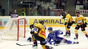 Mit Brenden Kichton (in gelb im Vordergrund) erwartet die Panther-Fans ein offensivstarker und schussgewaltiger Defender.
Foto: Leo Vymlatil