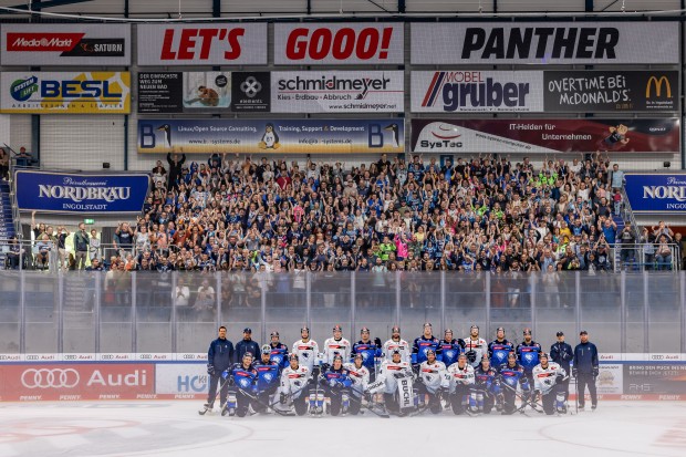 Das traditionelle Mannschaftsfoto mit Dauerkartenbesitzern der Saison 2023/24.
Foto: Stefan Bösl