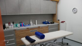 Die Räumlichkeiten der medizinischen Abteilung befinden sich im Anschluss an die Fitnessräume des ERC in der Saturn-Arena. Die Räumlichkeiten der medizinischen Abteilung befinden sich im Anschluss an die Fitnessräume des ERC in der Saturn-Arena.