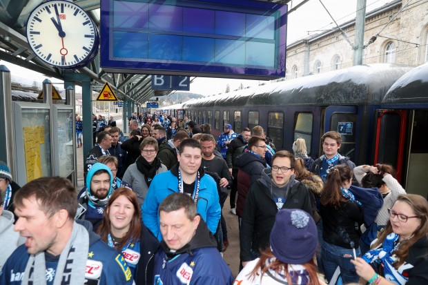 600 Fans begleiteten den ERC am Sonntag nach Schwenningen.
Foto: Markus Banai/kbumm