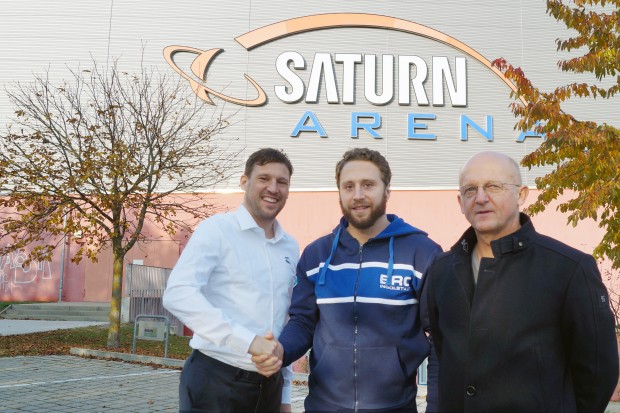 Geschäftsführer Claus Gröbner (links) und Sportdirektor Jiri Ehrenberger (rechts) begrüßen Brandon McMillan.
