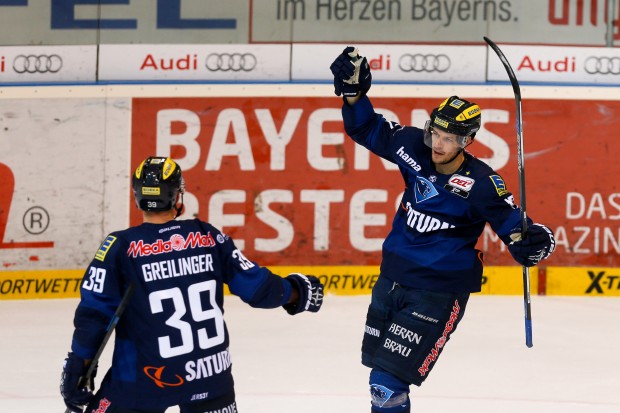 Taticek (rechts) jubelt mit Greilinger. Foto: st-foto.de / Strisch