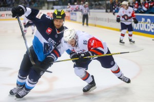 Patrick Köppchen (links) im Duell der Kapitäne gegen Liam Reddox von Växjö Lakers in der Champions Hockey League 2015/16. Foto: Strisch/Traub via Getty Images