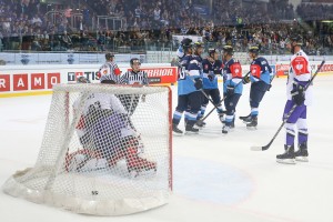 Großer Jubel nach Petr Taticeks Treffer gegen Braehead Clan! Foto: Strisch / Traub via Getty Images