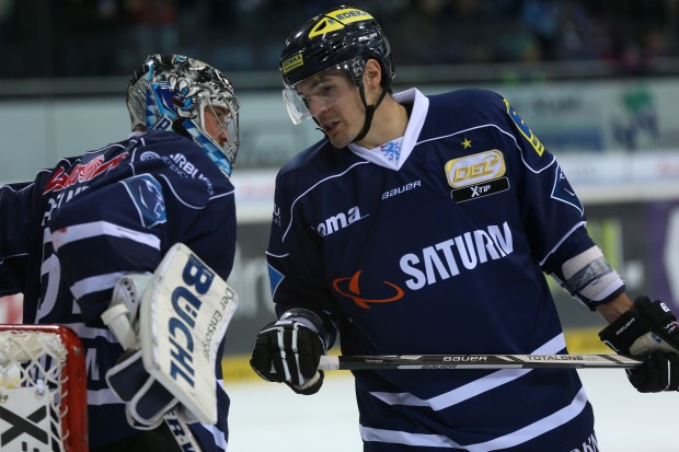 Timo Pielmeier (links), Alexandre Picard und alle weiteren Panther starten heute ins Finale. Viele Medien übertragen live. Foto: Stefan Bösl / kbumm.de