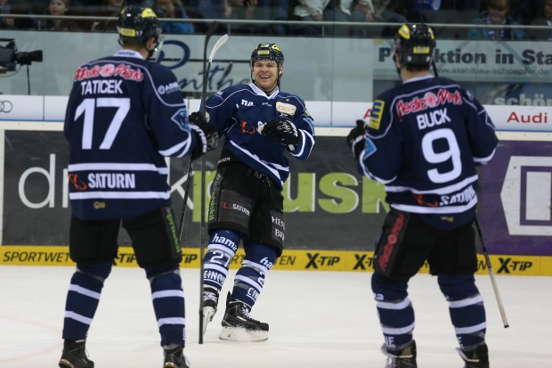 Ingolstadt's elite-line celebrating a goal. Foto: Stefan Bösl / kbumm.de