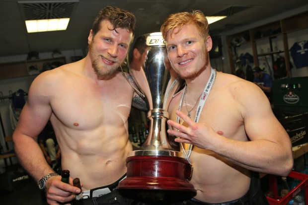 Patrick Köppchen (links) und Christoph Gawlik eroberten mit den Panthern in Köln die begehrte Trophäe. Foto: Stefan Bösl / kbumm.de