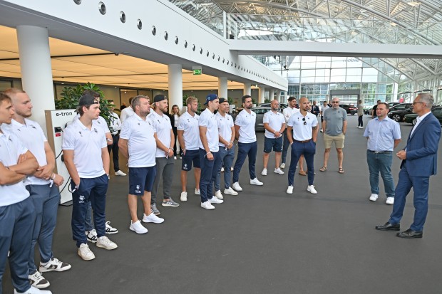 Begrüßung des Teams durch Siegfried Schmidtner.
Foto: AUDI AG