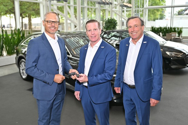 Audi-Werksleiter Siegfried Schmidtner mit ERC-Sportdirektor Tim Regan und ERC-Geschäftsführer Caus Liedy (v.l.n.r.).
Foto: AUDI AG