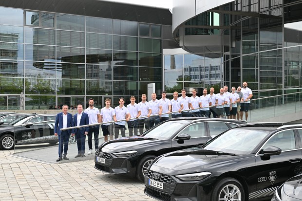 Auf der Audi Piazza standen die neuen Dienstwägen der ERC-Profis bereit.
Foto: AUDI AG