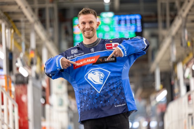 Mit diesem Preis des Dauerkarten-Gewinnspiels hast du das Trikot der neuen Saison als erster Fan in den Händen.
Foto: Stefan Bösl