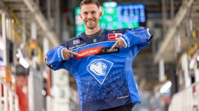 Mit diesem Preis des Dauerkarten-Gewinnspiels hast du das Trikot der neuen Saison als erster Fan in den Händen.