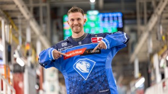 Mit diesem Preis des Dauerkarten-Gewinnspiels hast du das Trikot der neuen Saison als erster Fan in den Händen.
Foto: Stefan Bösl Mit diesem Preis des Dauerkarten-Gewinnspiels hast du das Trikot der neuen Saison als erster Fan in den Händen.
Foto: Stefan Bösl