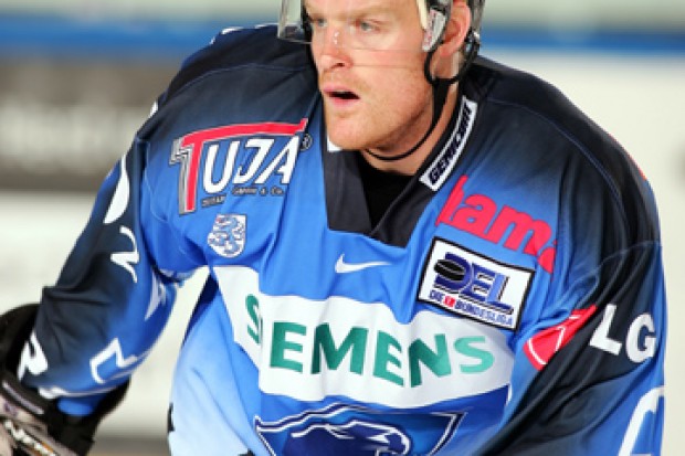 Eishockey Ice-Hockey Ice Hockey Saison 2005/2006 DEL Deutsche Eishockey Liga ERC Ingolstadt,
Jason Holland in Aktion
copyright City-Press GmbH, Idunastrasse 04, D-13089 Berlin www.city-press.net Telefon: 030-28599176;  Fotografenkennung CP-5 Abdruck honor