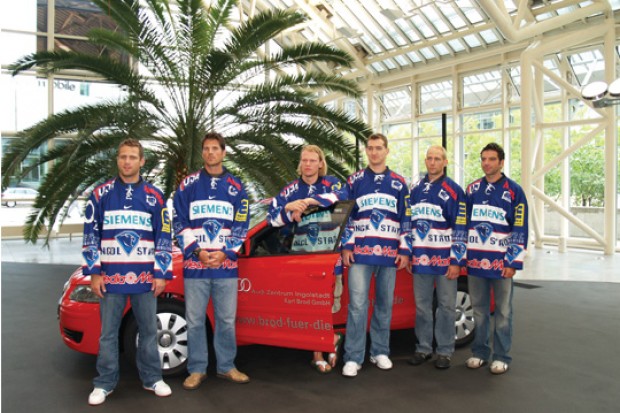 Neue Spieler, neue Autos, neue Trikots: Tutschek, Higgins, Slavetinsky, Bakos, Tory und Waginger - v.l.n.r.