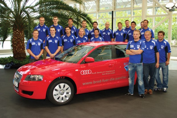 Die Spieler des ERC Ingolstadt bei der Fahrzeugübergabe