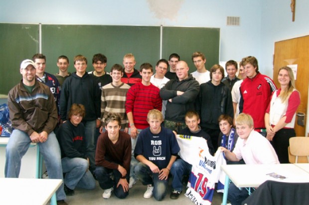 Englisch-Lehrer Rob Valicevic mit seiner Klasse.
