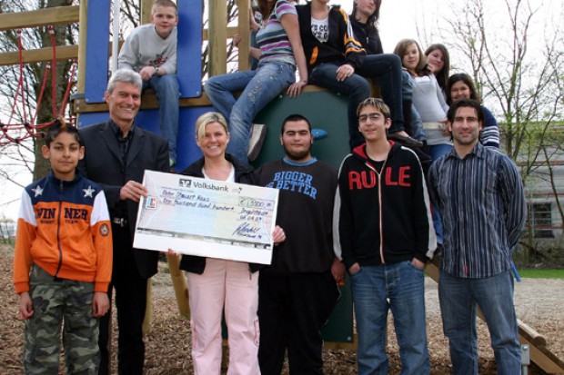 Glen Goodall und seine Frau Jenny bei der Überreichung des Schecks.