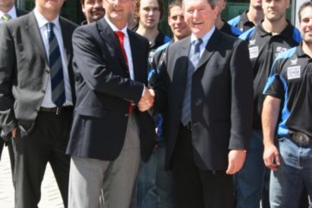 Rupert Stadler (Vorstandvorsitzender der AUDI AG) und Ron Kennedy mit seiner Mannschaft auf der AUDI Piazza.