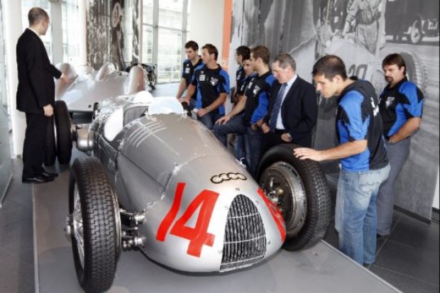 Die Spieler des ERC Ingolstadt während der Führung durch das museum mobile.