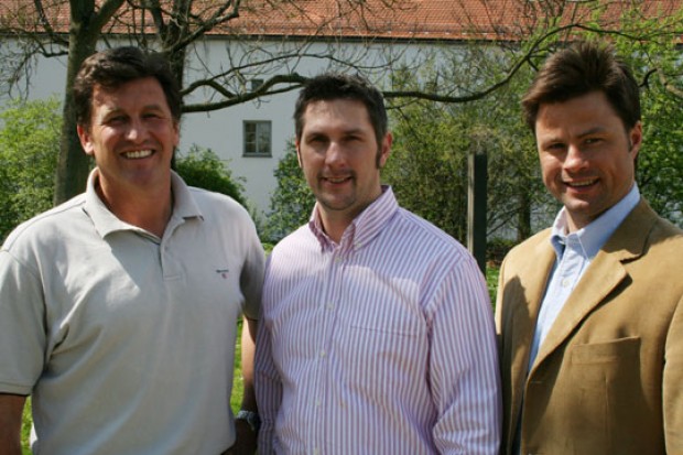Christian Deichstetter (links im Bild) zusammen mit ERC-Geschäftsführer Sven Zywitza und Sportmanager Tobias Abstreiter.  Foto: Bauer