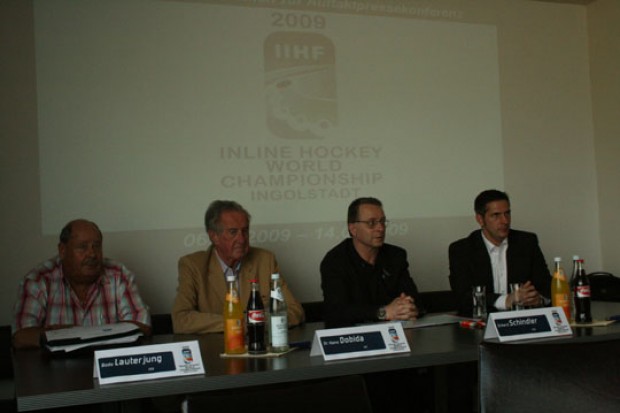 Bodo Lauterjung, Hans Dobida, Eckard Schindler und Sven Zywitza bei der heutigen Pressekonferenz in der Panther- Sportsbar. Foto: Oliver Bauer